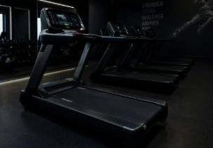 Cinta de correr profesional en un gimnasio